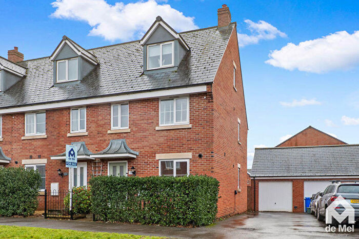 3 Bedroom End Of Terrace House For Sale In Vale Road, Bishops Cleeve, GL52