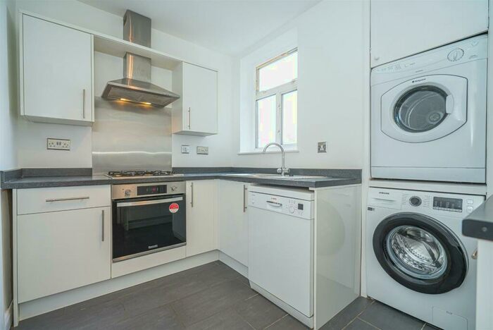 2 Bedroom Apartment To Rent In Colney Hatch Lane, N10