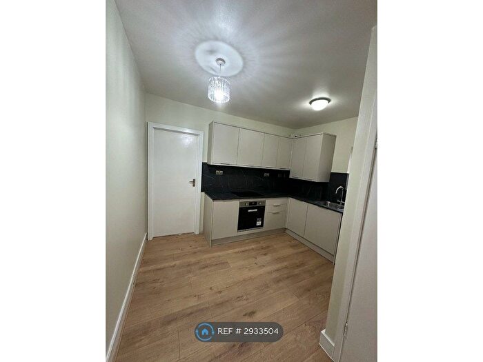 3 Bedroom Flat To Rent In Colenso Road, Ilford, IG2
