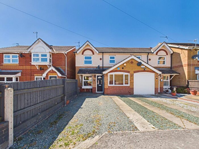 3 Bedroom End Of Terrace House For Sale In Harlequin Drive, Kingswood, Hull, HU7