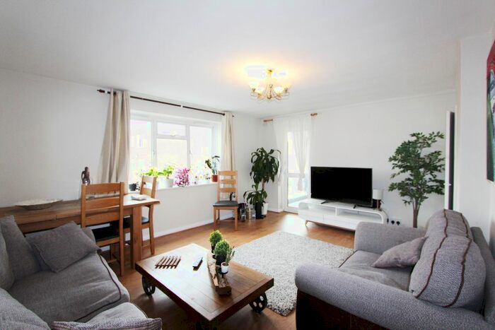 1 Bedroom Flat To Rent In Safron Close, London, NW11