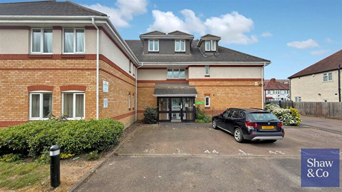 2 Bedroom Flat For Sale In Dominion Close, Hounslow, TW3