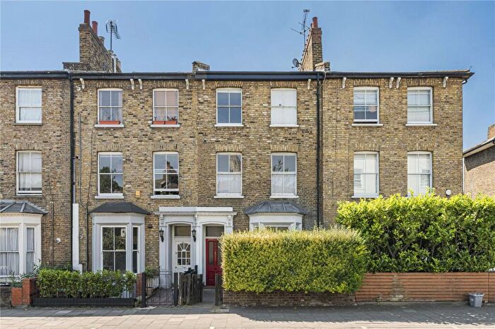 2 Bedroom Apartment For Sale In Graham Road, London, E8