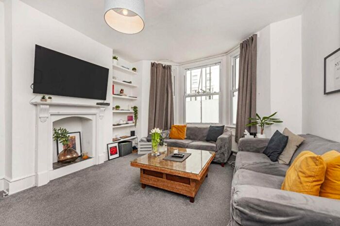 2 Bedroom Flat To Rent In Fernlea Road, Balham, SW12