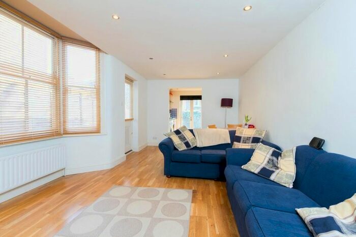 2 Bedroom Flat To Rent In Helix Road, London, SW2