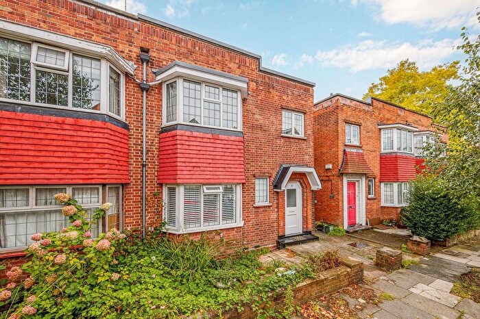 2 Bedroom Flat To Rent In Fairlawn Grove, Chiswick, London, W4