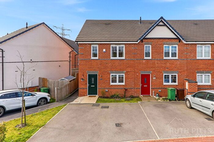 3 Bedroom End Terrace House For Sale In Little Wood Crescent, Wakefield, WF1