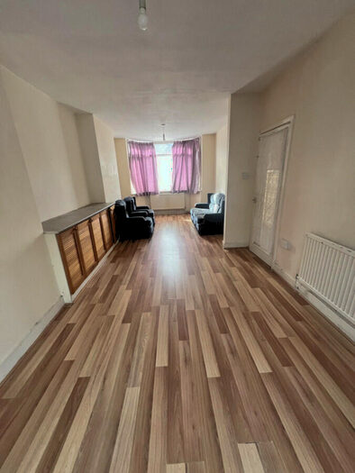 3 Bedroom Semi-Detached House To Rent In Kerrysdale Avenue, Leicester, LE4