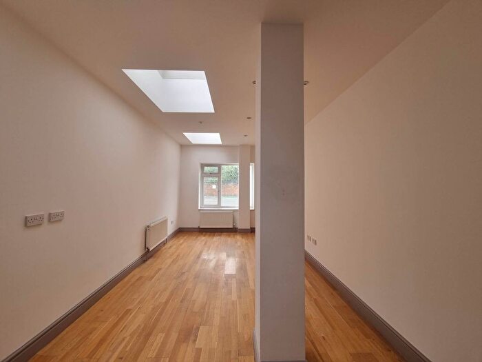 1 Bedroom Semi-Detached House To Rent In Mayes Road, Wood Green, N22