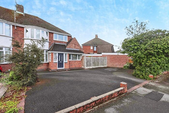 3 Bedroom Semi Detached House For Sale In Windleaves Road, Birmingham, B36