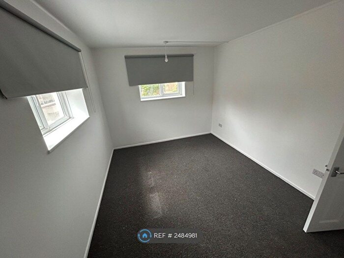 3 Bedroom Flat To Rent In Elgar House, London, N8