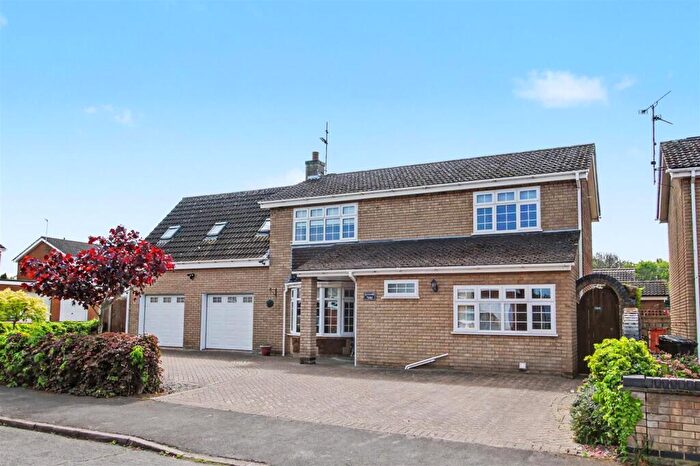 5 Bedroom Detached House For Sale In No Upward Chain - Large Detached Home With Double Garage - South Wootton, PE30