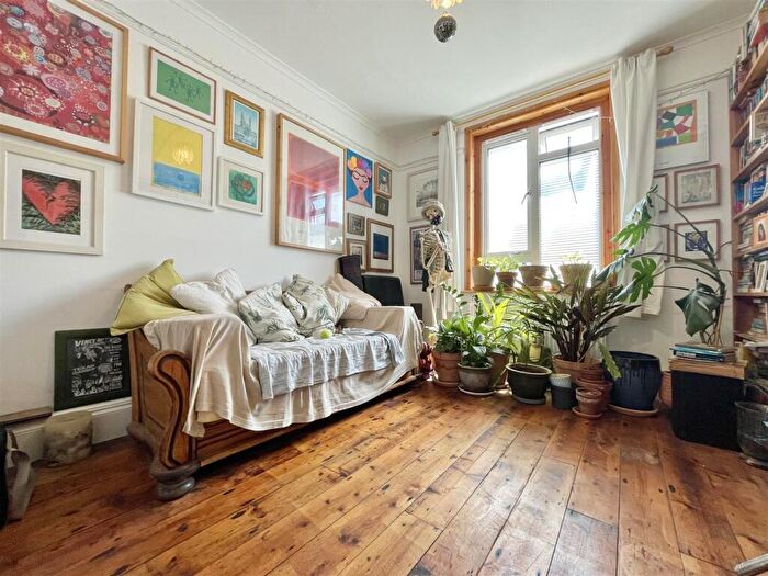 2 Bedroom Flat For Sale In Granville Road, Weymouth, DT4