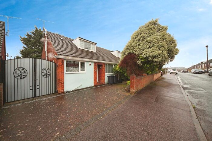 2 Bedroom Semi-Detached Bungalow For Sale In Saywell Road, Luton, LU2