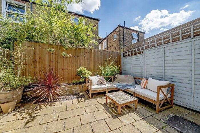 2 Bedroom Flat To Rent In Crealock Street, Earlsfield, London, SW18