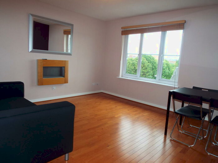 2 Bedroom Flat To Rent In Tullis Gardens, Bridgeton, G40