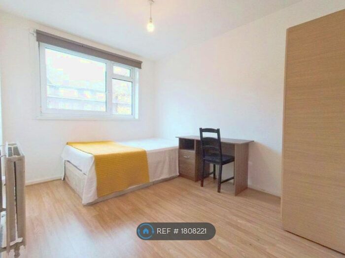 3 Bedroom Flat To Rent In Gateway, London, SE17