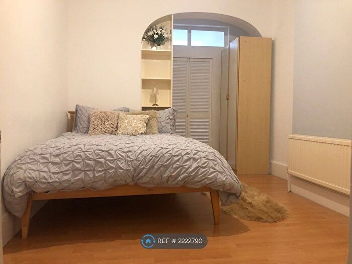 2 Bedroom Flat To Rent In Bishops Park Road, London, SW16
