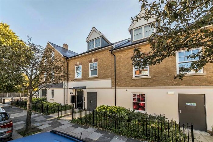 2 Bedroom Flat To Rent In Bushy Park Road, Teddington, TW11