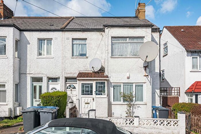 2 Bedroom Flat For Sale In Abingdon Road, London, N3