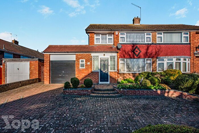 3 Bedroom Semi Detached House For Sale In Astra Drive, Gravesend, DA12