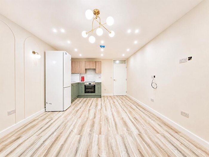 2 Bedroom Flat To Rent In Buffers Lane, Leatherhead, KT22