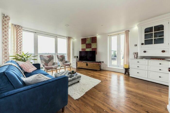 3 Bedroom Flat To Rent In Holland Gardens, Brentford, TW8