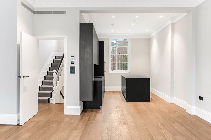 3 Bedroom Flat To Rent In Clifton Road, Little Venice, Maida Vale, London, W9