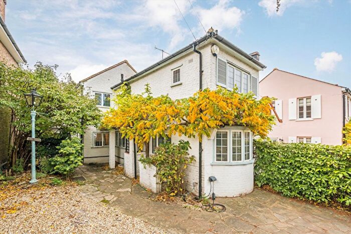 4 Bedroom Detached House For Sale In West End Lane, Esher, KT10