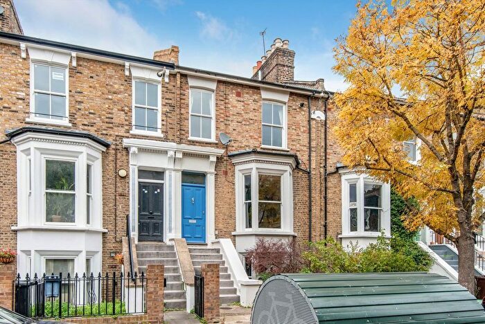 2 Bedroom Flat To Rent In Montague Road, Dalston, E8