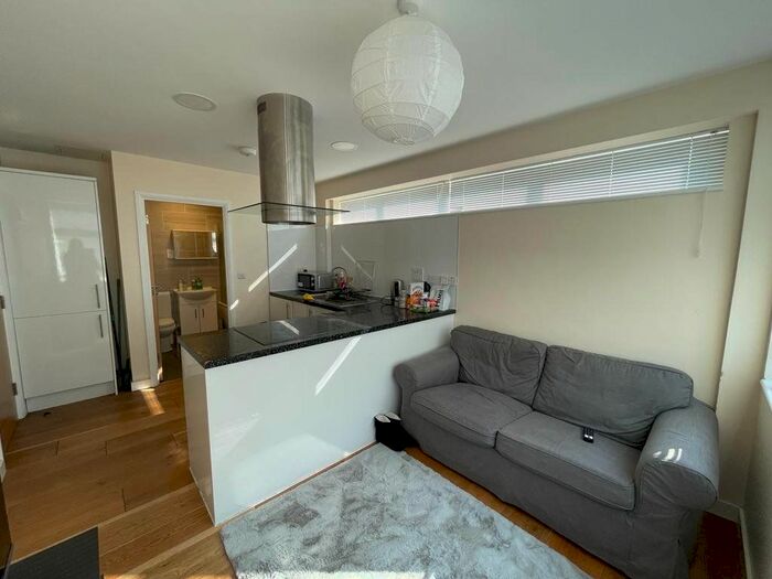 1 Bedroom Flat To Rent In Hale Way, Frimley, Camberley, Surrey, GU16