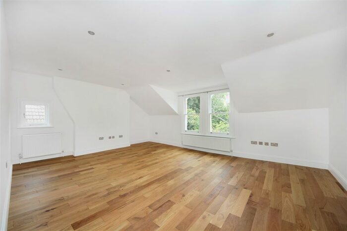 3 Bedroom Flat To Rent In The Common, London, W5