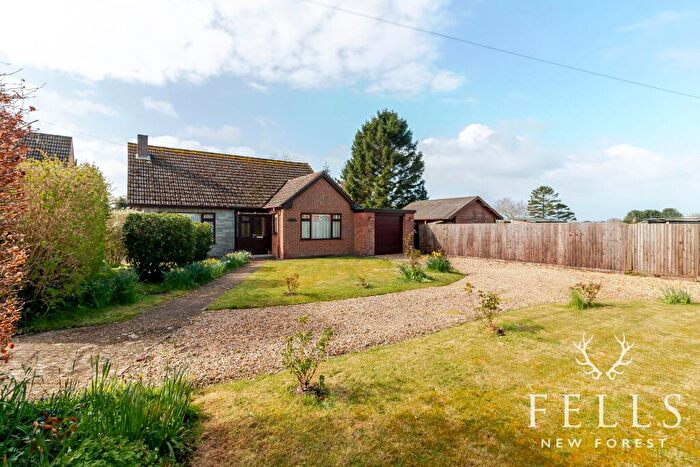 3 Bedroom Detached House For Sale In Springfield Crescent, Woodfalls, SP5