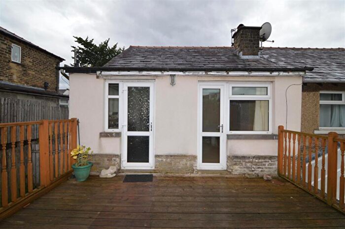 2 Bedroom Apartment To Rent In Law Lane, Southowram, Halifax, HX3