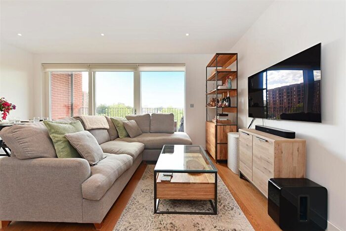 2 Bedroom Apartment For Sale In Lismore Boulevard, Colindale, London, NW9