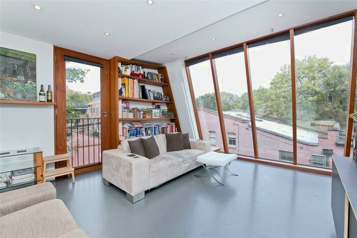 2 Bedroom Apartment To Rent In Trafalgar Mews, Hackney, London, E9