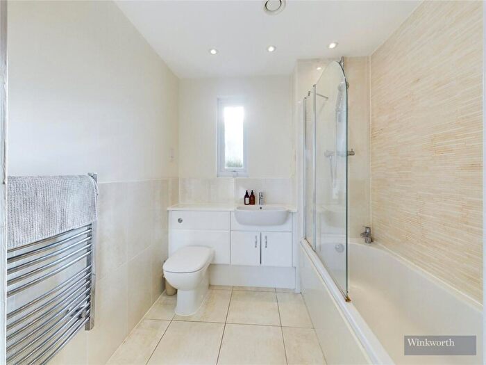 2 Bedroom Apartment To Rent In Hythe Road, Surbiton, KT6