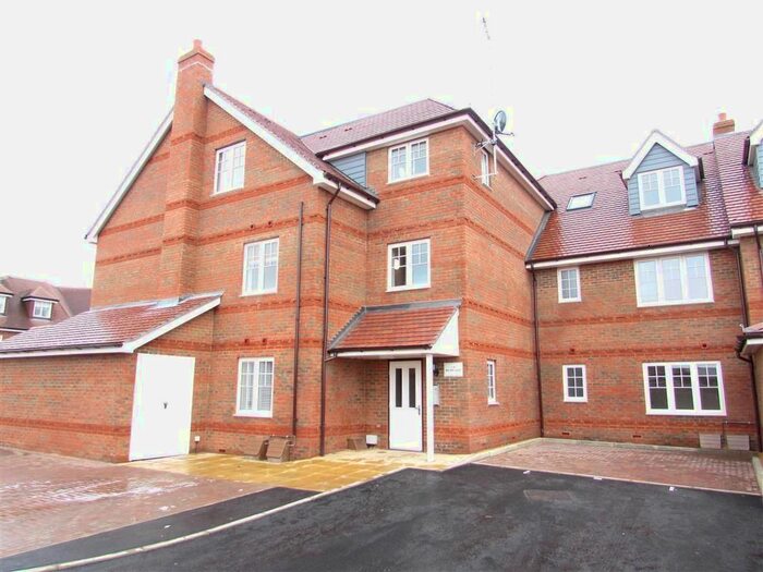 2 Bedroom Flat To Rent In Larchfield Road, Maidenhead SL6