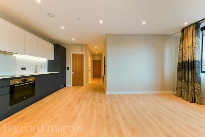 2 Bedroom Flat To Rent In Station Road, Redhill, RH1