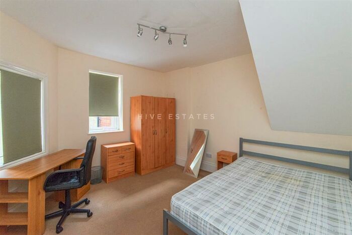 3 Bedroom Flat To Rent In Myrtle Grove, Jesmond, Newcastle Upon Tyne, NE2