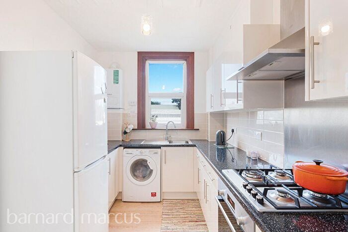 2 Bedroom Maisonette To Rent In Temple Road, Cricklewood, NW2