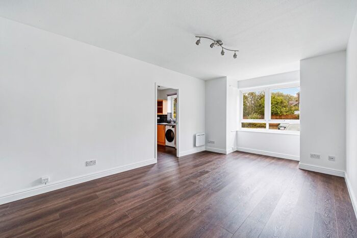 1 Bedroom Flat To Rent In Gunnersbury Gardens, Acton, London, W3