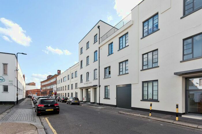 2 Bedroom Flat To Rent In Warple Way, London, W3