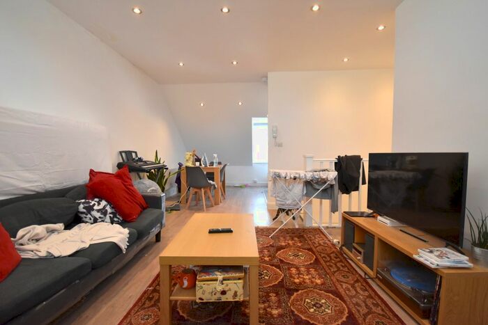 2 Bedroom Flat To Rent In Chestnut Grove, Balham, London, SW12