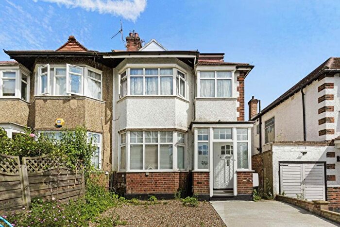 3 Bedroom Flat To Rent In Sunny Hill, London, NW4