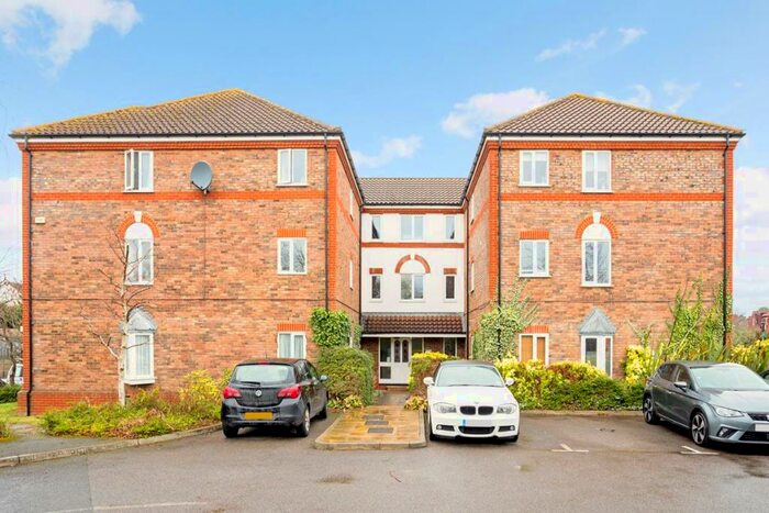 1 Bedroom Flat To Rent In Rembrandt Court, Stoneleigh, KT19