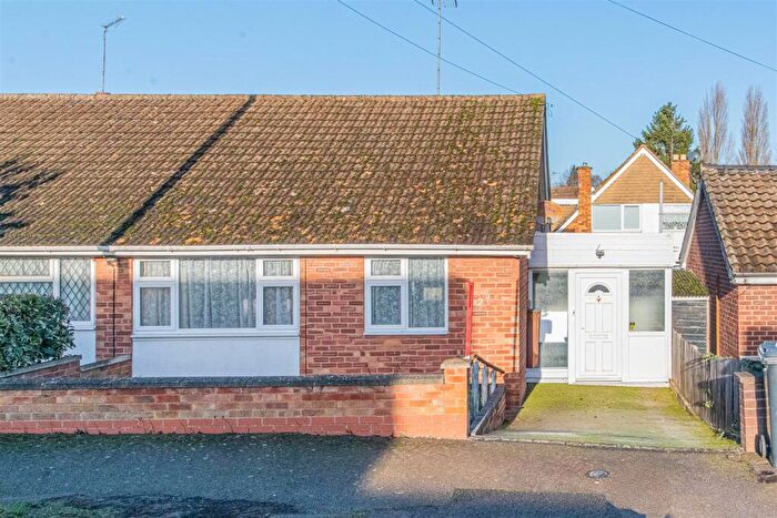 2 Bedroom Bungalow For Sale In Warwick Road, Wellingborough, NN8