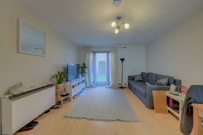 1 Bedroom Ground Flat To Rent In Orchard Grove, London, SE20