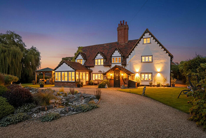 5 Bedroom Detached House For Sale In Pottersheath Road, Welwyn, AL6