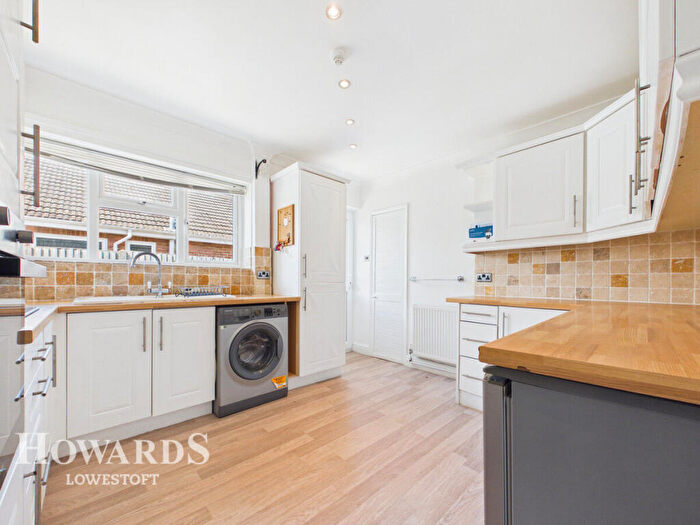 3 Bedroom Detached Bungalow For Sale In Mills Drive, Corton, NR32